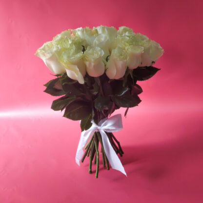 25 белых роз Мондиаль