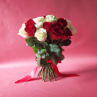 25 krasno belyh roz jekvador 1 324x324 - Доставка цветов в Челябинске