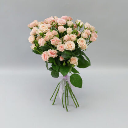 Букет из нежно-розовых кустовых роз