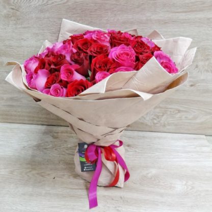 51 красно-розовая роза Эксплоуэр + Пинкфлойд