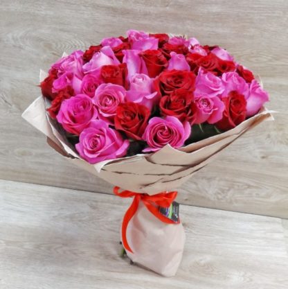 51 красно-розовая роза Эксплоуэр + Пинкфлойд