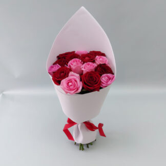 15 красных и розовых роз Премиум