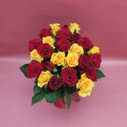 25 красных и желтых роз