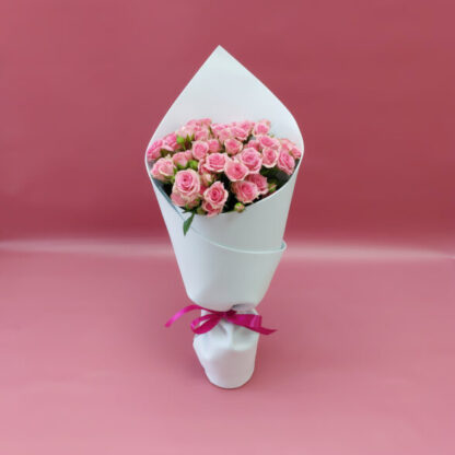Букет из розовых кустовых роз