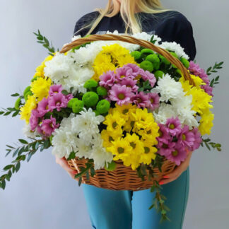 hrizantema v korzine s jevkaliptom 324x324 - Доставка цветов в Челябинске