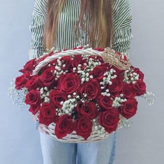 krasnaja roza s gipsofiloj v korzine 324x324 - Доставка цветов в Челябинске