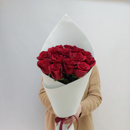 15 красных роз Эксплоуэр 60 см