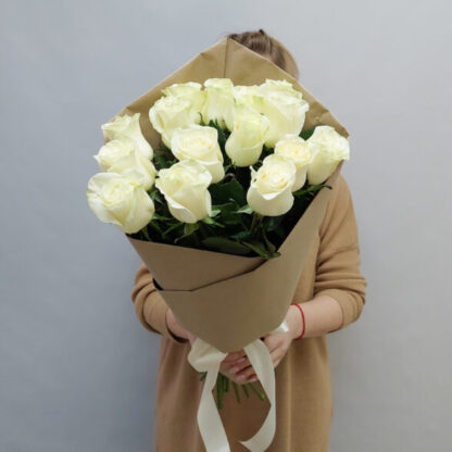 15 белых роз Мондиаль 60 см