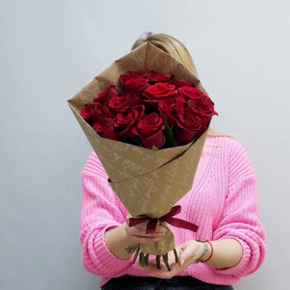 15 красных роз Эксплоуэр 40 см