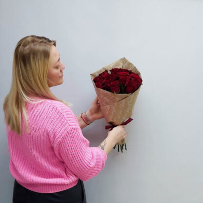 15 красных роз Эксплоуэр 40 см