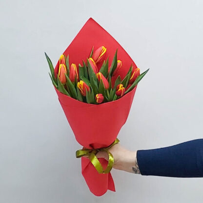 11 красно-жёлтых тюльпанов
