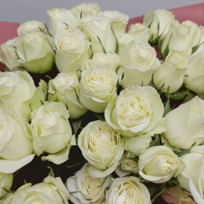 Букет из 15 белых кустовых роз