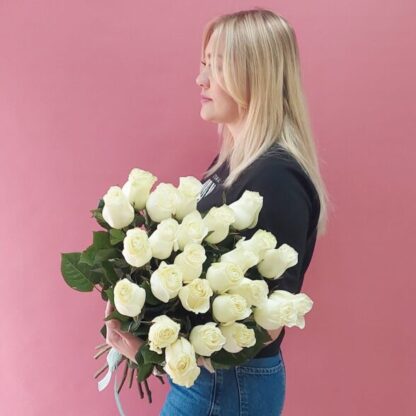 25 белых Эквадорских роз 60 см