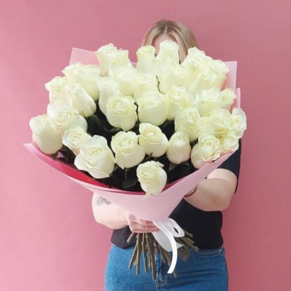 35 белых Эквадорских роз 60 см в оформлении