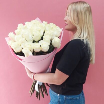 35 белых Эквадорских роз 60 см в оформлении