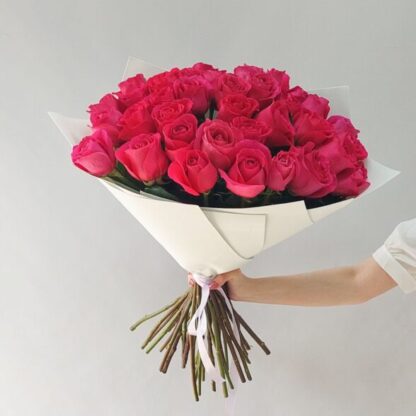 35 розовых Эквадорских роз 60 см в оформлении