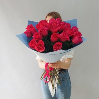 25 розовых Эквадорских роз 60см в оформлении