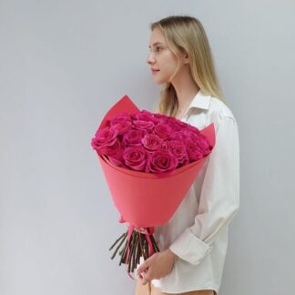 Букет из 25 розовых роз 40см в оформлении
