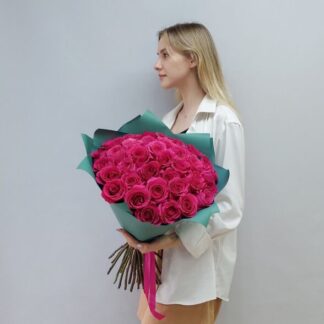 Букет из 35 розовых роз 40см в оформлении