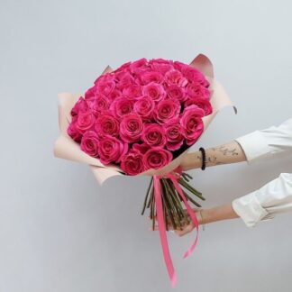Букет из 51 розовой розы 40см в оформлении