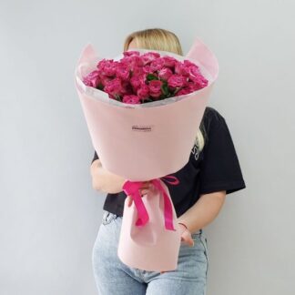 11 розовых кустовых пионовидных роз в оформлении
