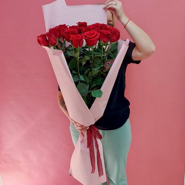 Букет из 15 красных Высоких роз 100см Эквадор в оформлении за 4600 руб. ? доставим до двери за 90 мин Primarosa - Доставка цветов в Челябинске